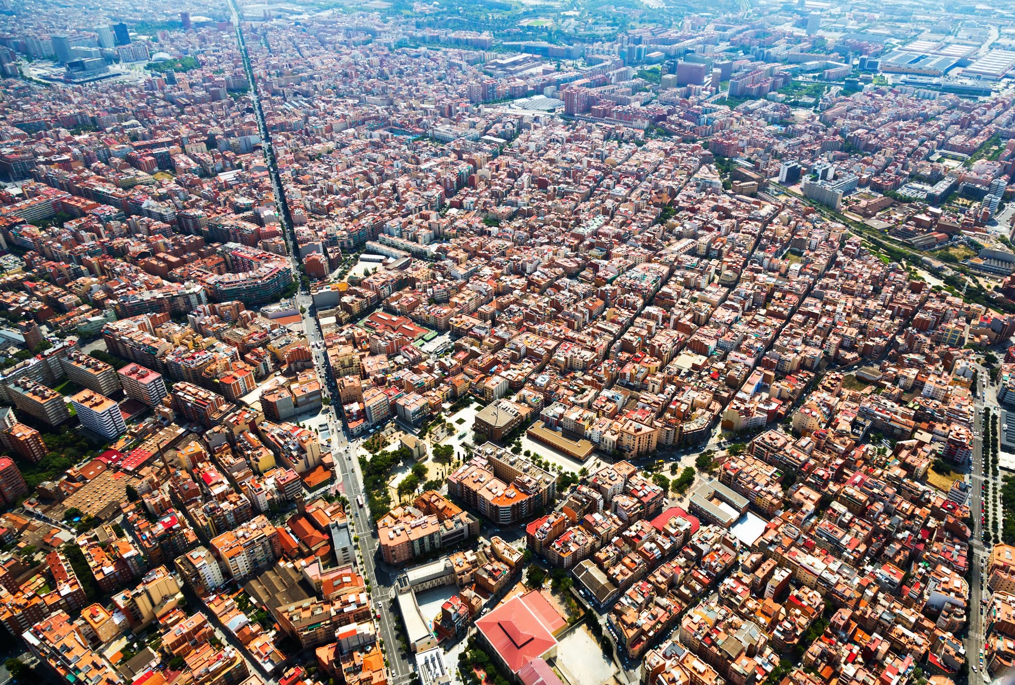 Luftaufnahme des Rasterstadtviertels Eixample in Barcelona