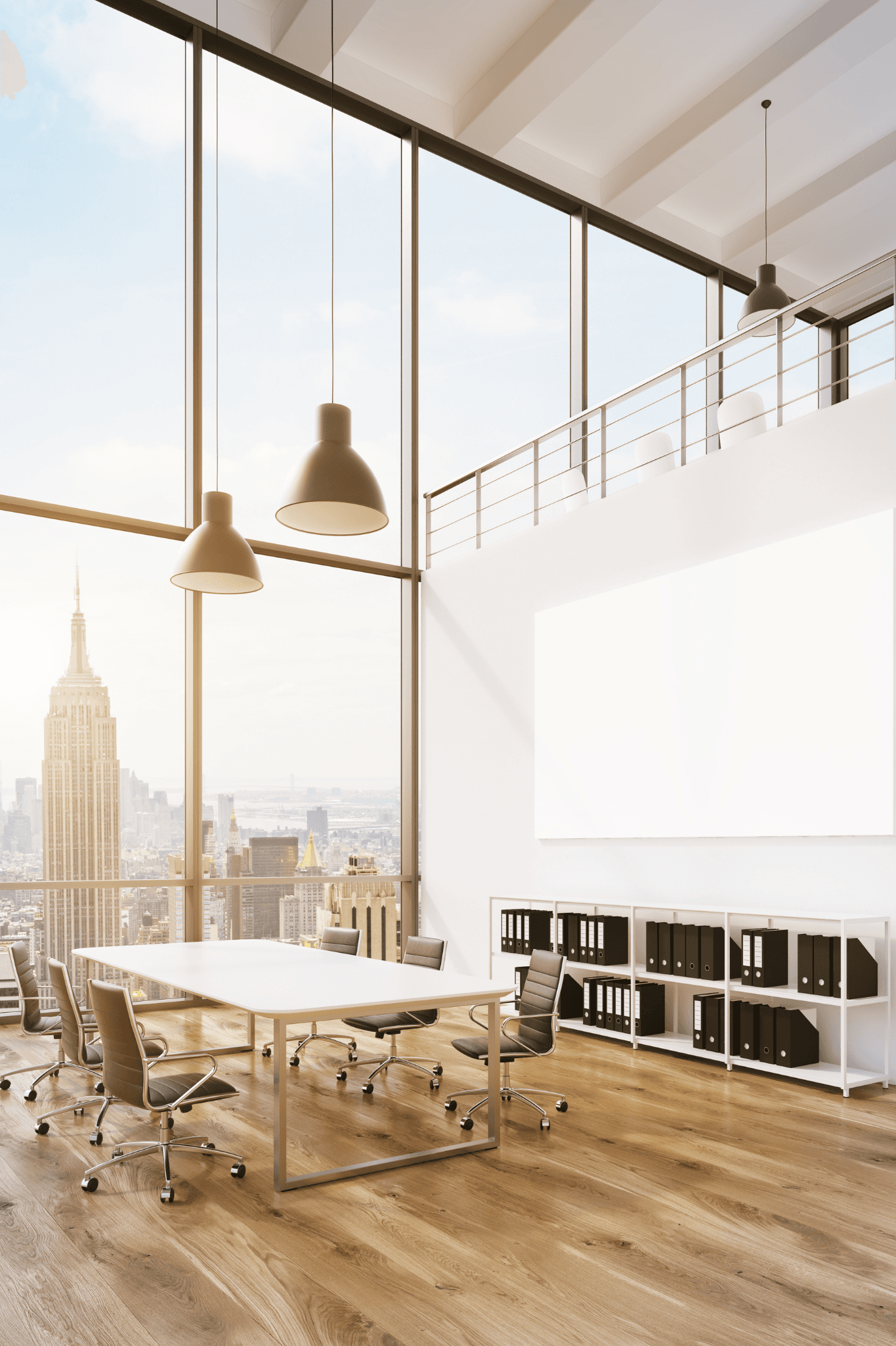 Besprechungsraum mit weißem Konferenztisch und Panoramafenstern über der Skyline